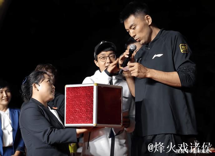 辽宁大胜广厦！杨鸣赛后采访不贪功，发言大气又真诚，点名李晓旭