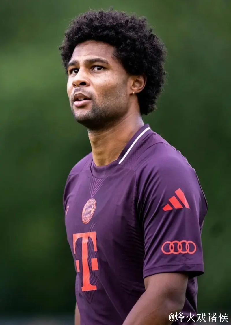 记者：拜仁与格纳布里商谈续约事宜